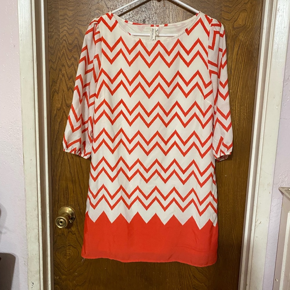This is adorable dress by Pink Owl. The size is a medium.